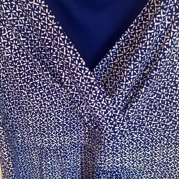 Beautiful white and blue star pattern dress - Picture 2 of 5